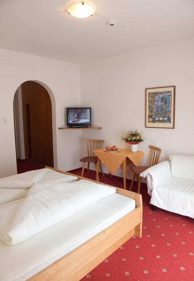 Hotel Pension Schweitzer Silandro Bagian luar foto