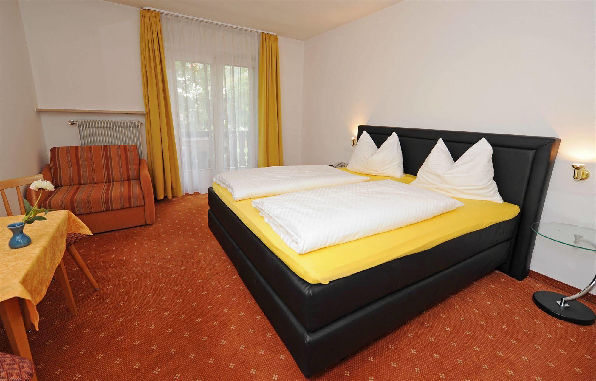 Hotel Pension Schweitzer Silandro Bagian luar foto